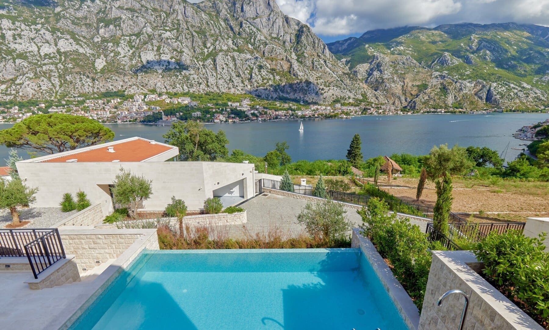 Four-Bedroom Villa Cherrie with Infinity Pool in Prčanj, Kotor