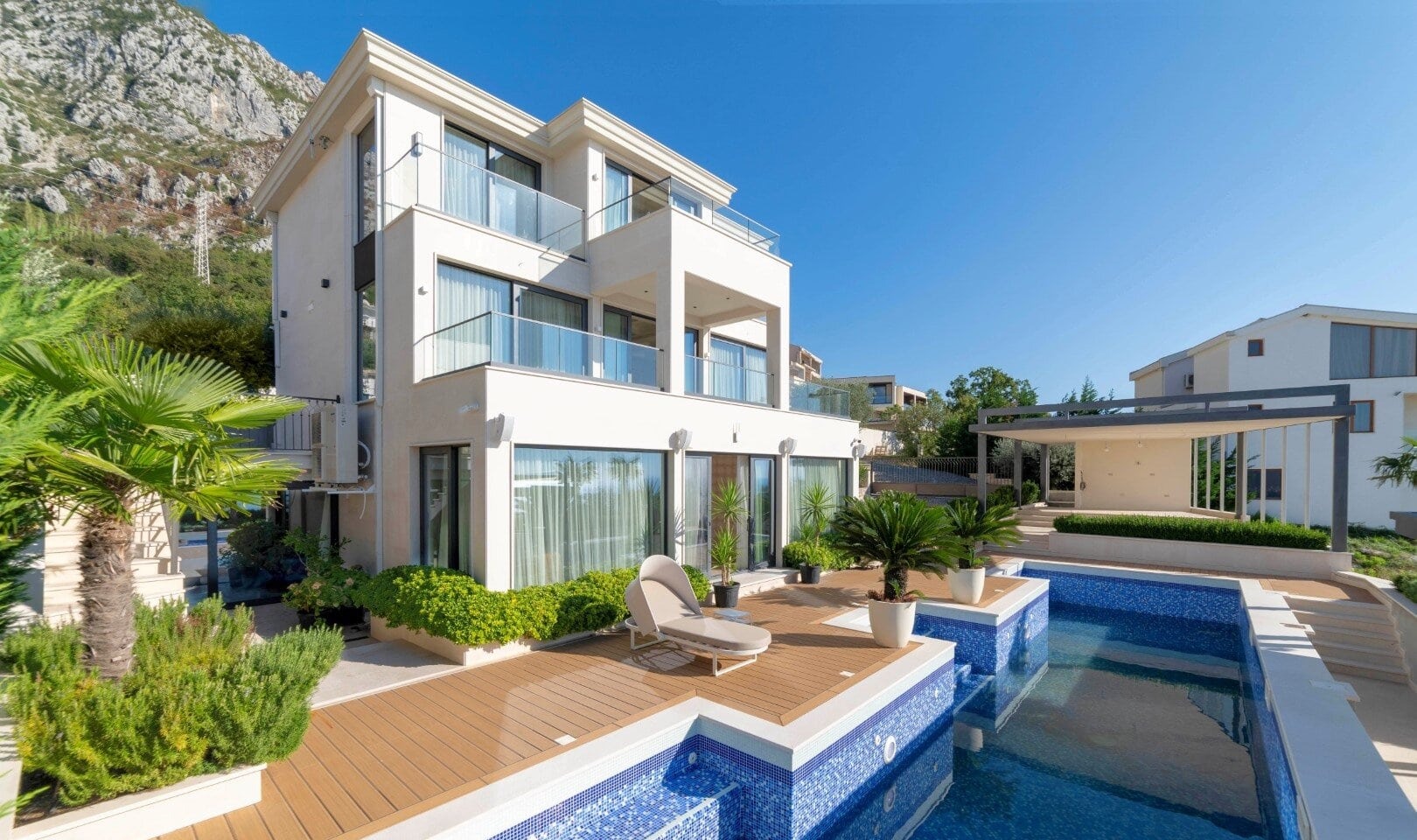 Three-Bedroom Contemporary Villa in Blizikuće, Budva Riviera