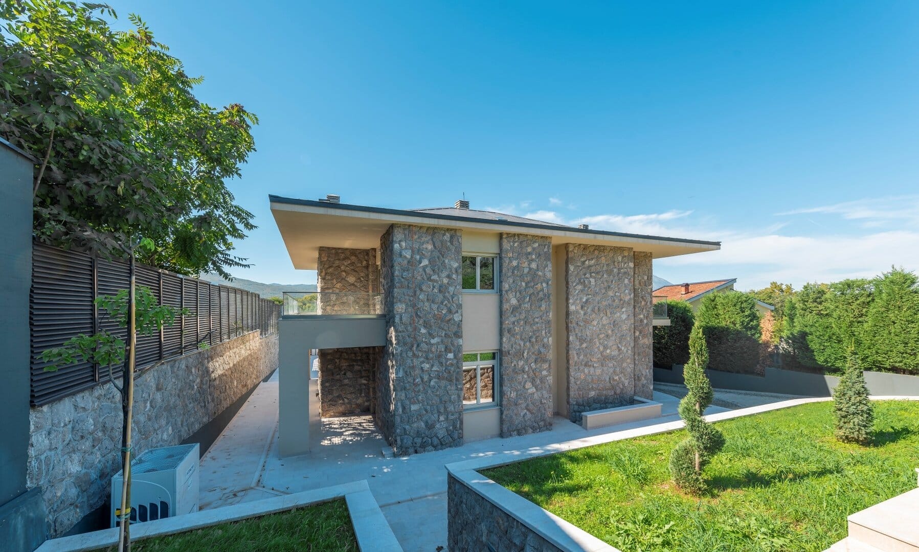 Five-Bedroom Villa with Wellness Facilities in Mareza, Podgorica