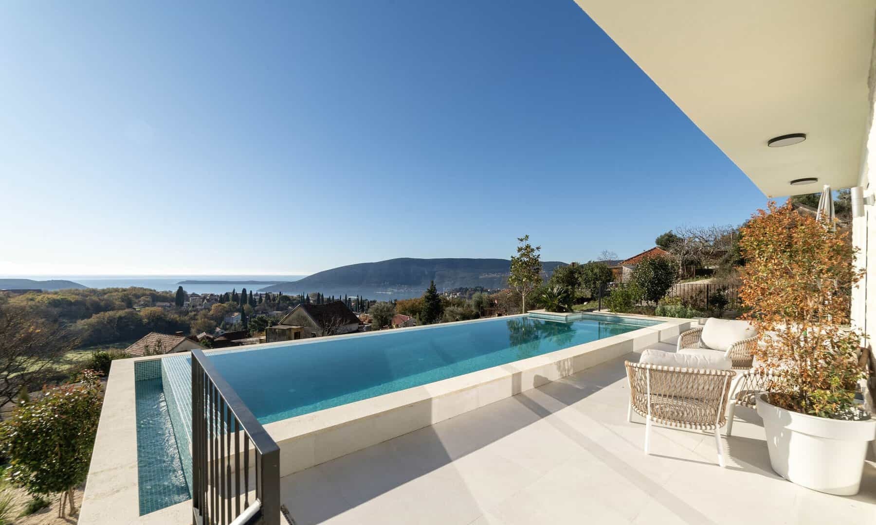 Four-Bedroom Villa with Pool in Podi, Herceg Novi