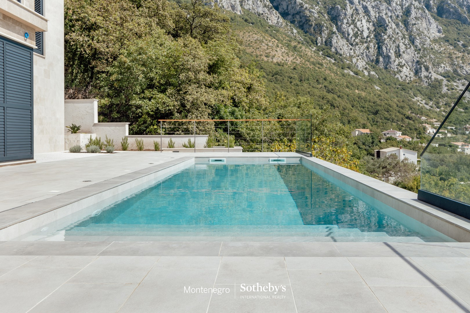 Five-Bedroom Villa in Blizikuće, Budva Riviera