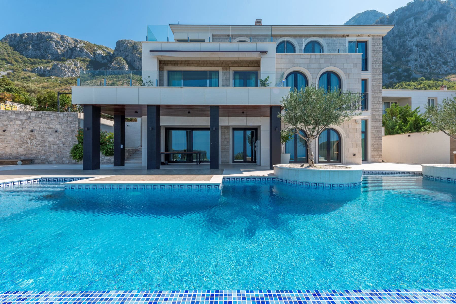 Six-Bedroom Villa in Blizikuće, Budva Riviera