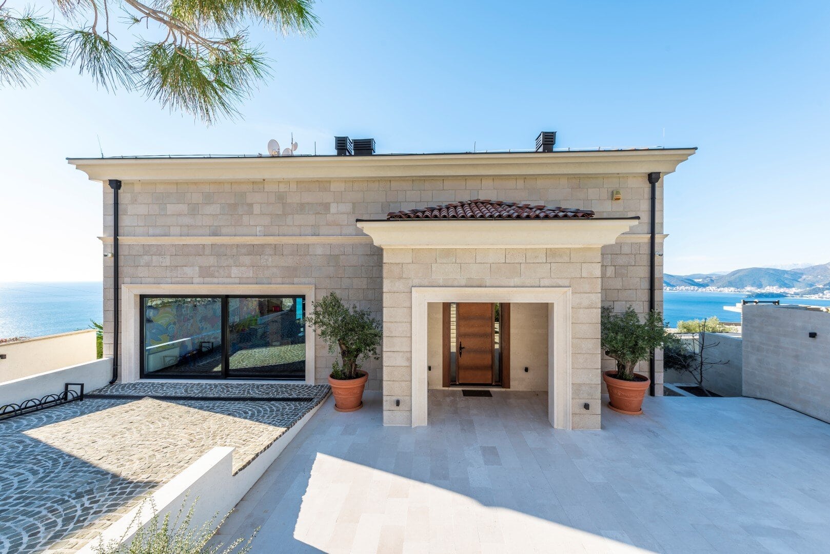 Six-Bedroom Villa in Blizikuće, Budva Riviera