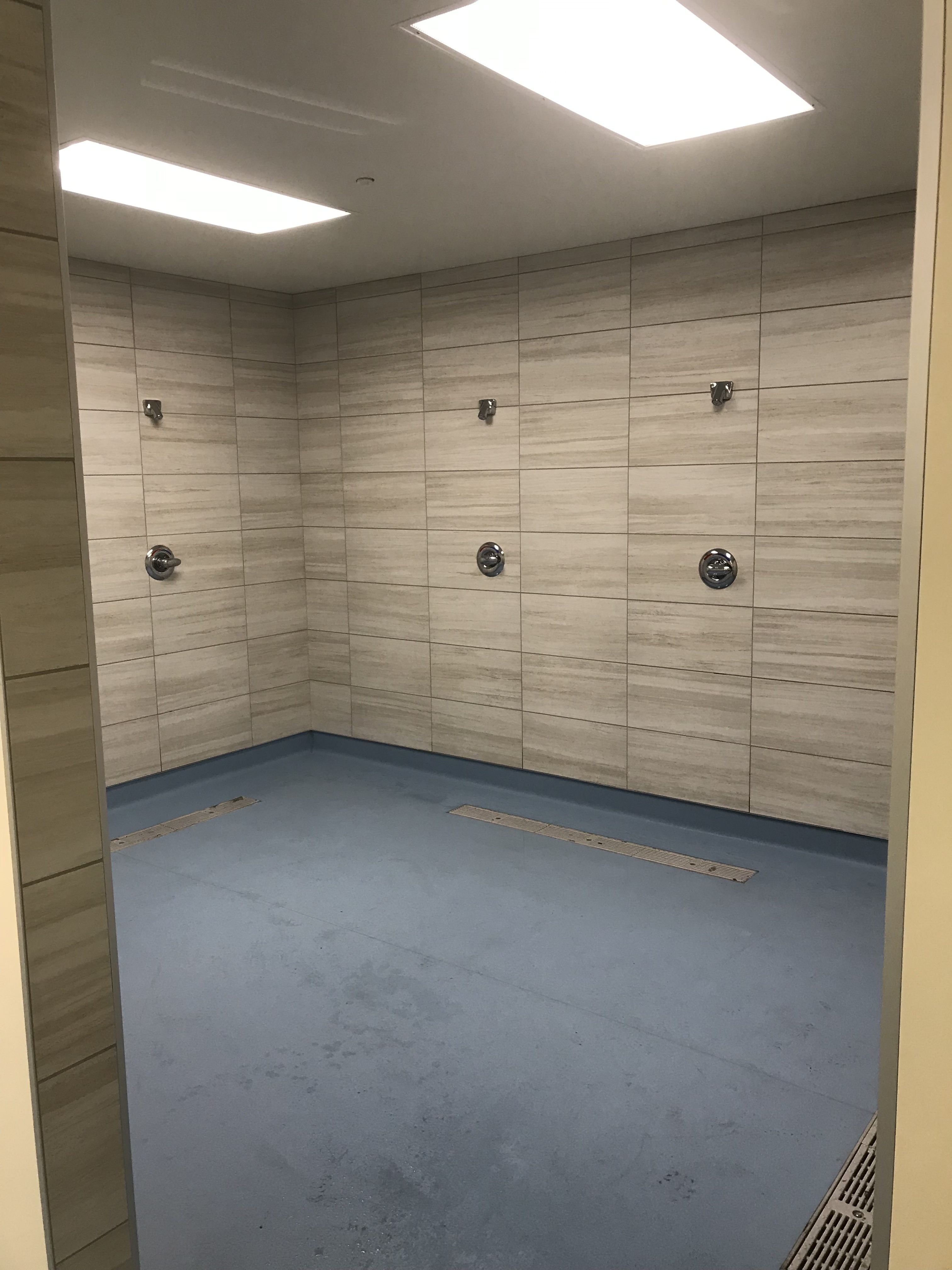 Commercial standing showers without partition