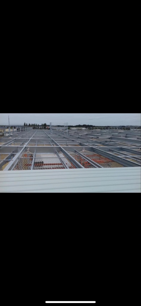 Avant : Toiture bac acier sur bâtiment industriel - Flers