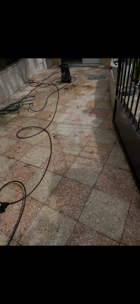 Avant : Nettoyage de terrasse carrelée - Bagnoles-de-l'Orne
