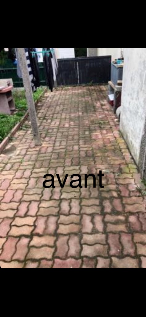 Avant : Nettoyage haute pression d'une allée pavée - Domfront en Poiraie
