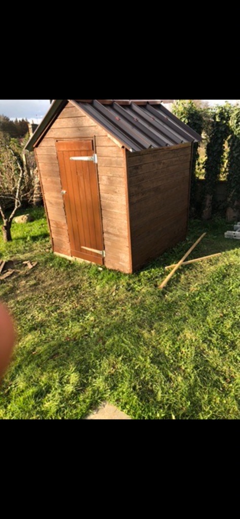 Avant : peinture d'abri de jardin - Condé-en-Normandie