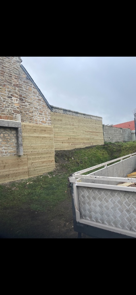 Pose de bardage bois sur bâtiment en pierre - Clécy