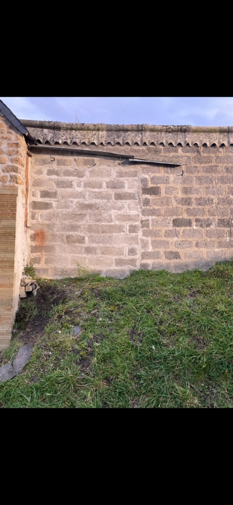 Avant : Pose de bardage bois sur bâtiment en pierre - Clécy