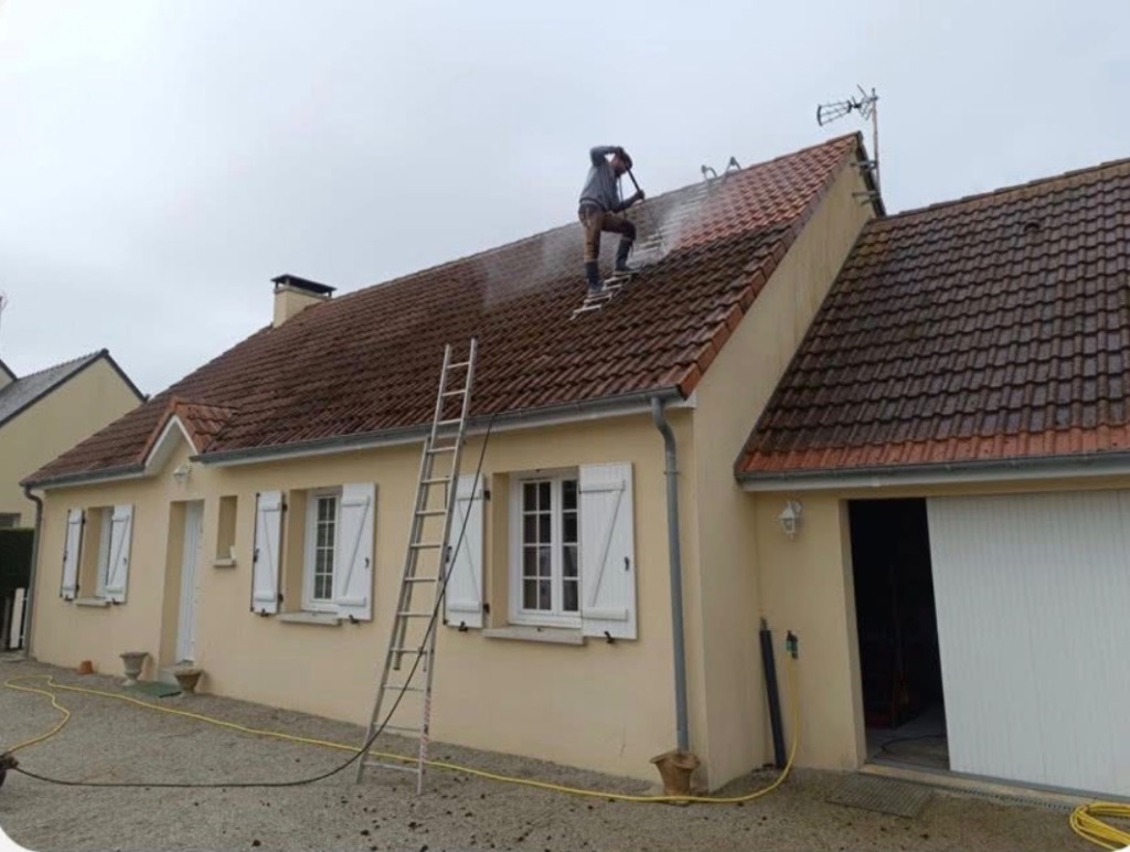 Avant : Nettoyage et démoussage de toiture - Valdallière