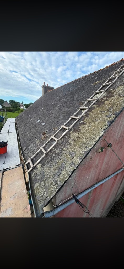 Avant : Rénovation de toiture en ardoise - Saint-Georges-des-Groseillers