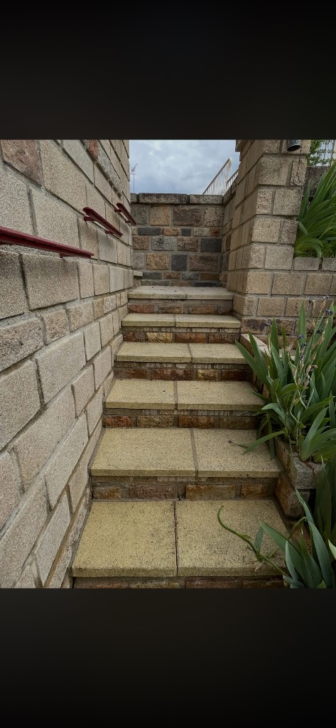 Nettoyage et rénovation d'escalier extérieur en pierre - Bagnoles-de-l'Orne
