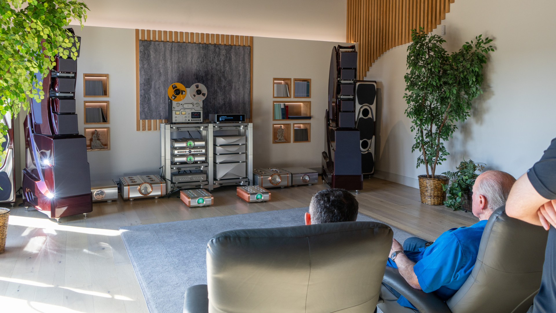 Guests listening to the Dan D'Agostino Momentum Z at LMC Scottsdale