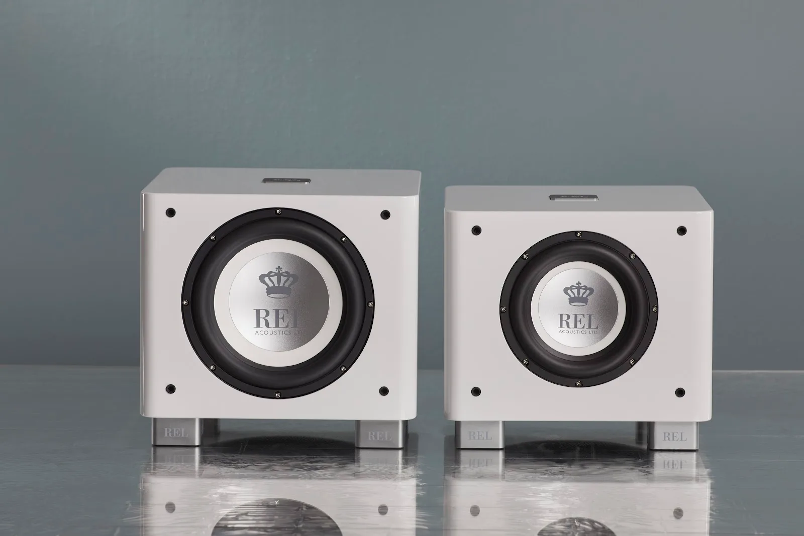 REL T/7x and T/9x in white, installed in a two-channel music system