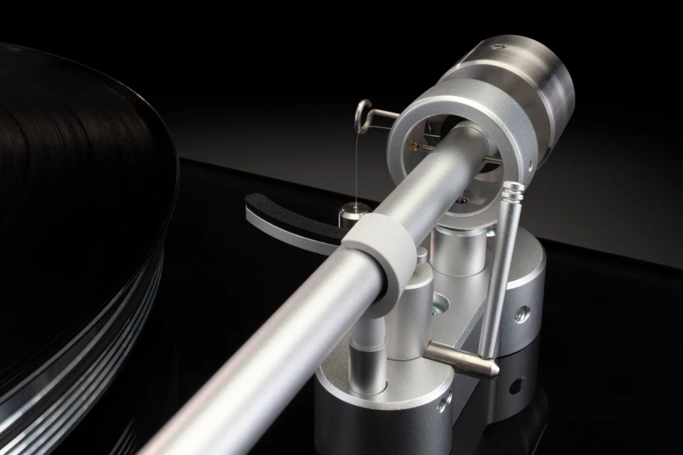 McIntosh MTI100 turntable, close-up detail, Tone Arm
