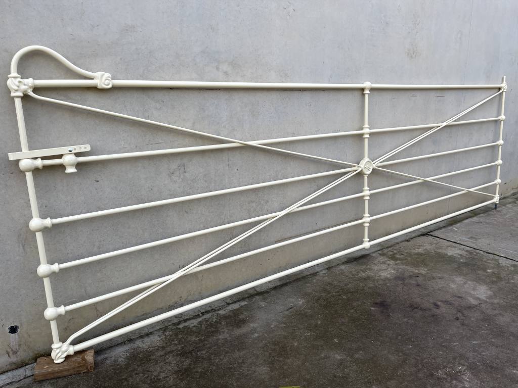 Kangaroo Sunshine gate showing the adjustable cast hinges