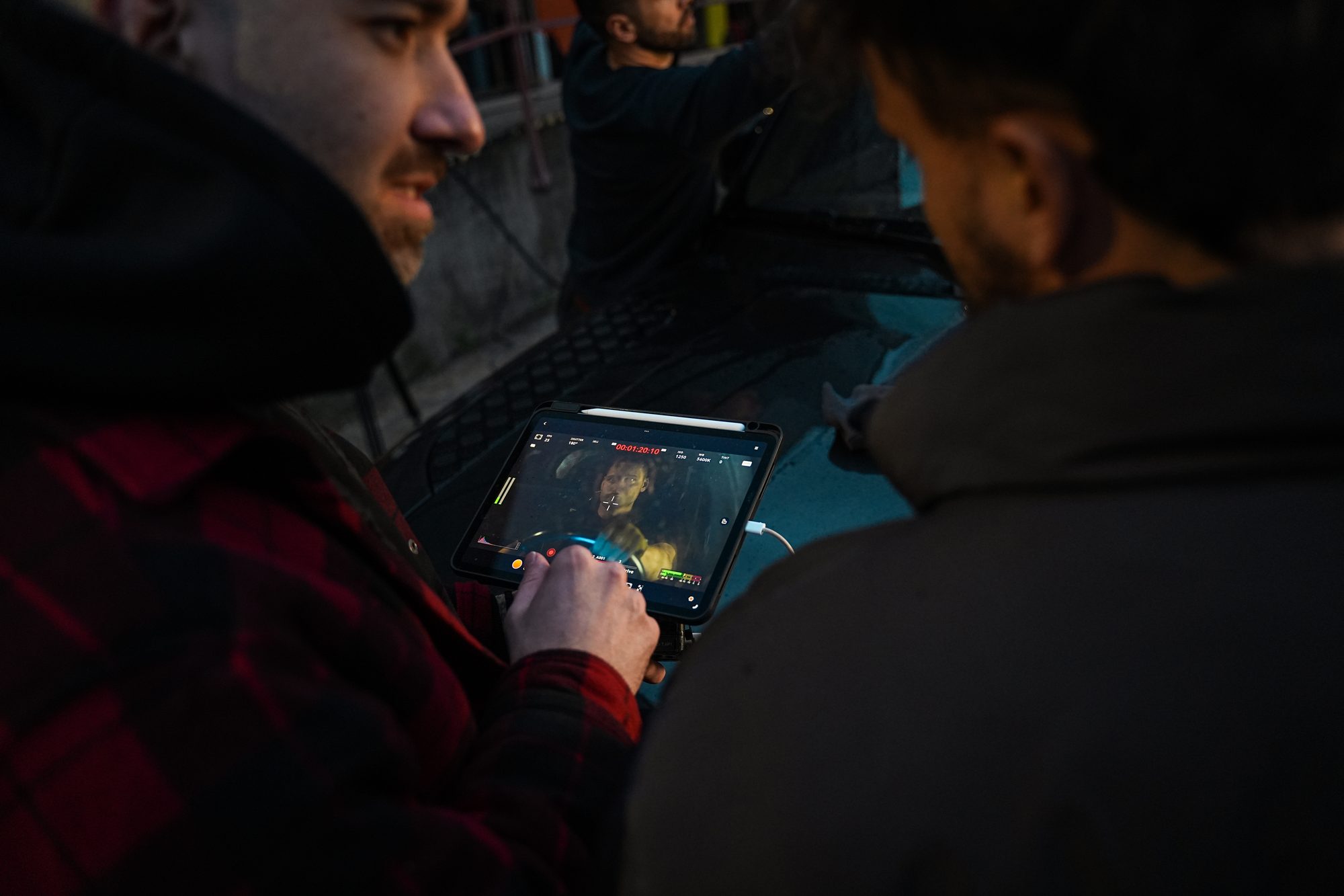 Dva lidi, jeden monitor.