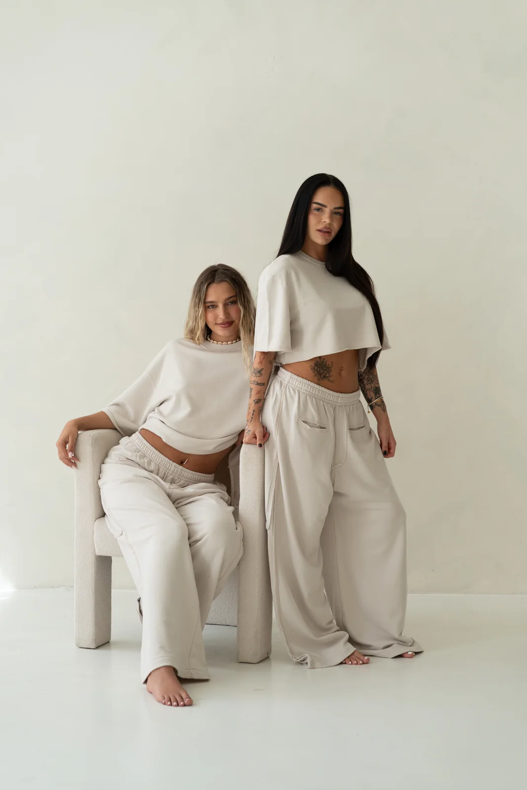 ES.LEVITATE – dvě modelky v béžovém oblečení ve světlém studiu