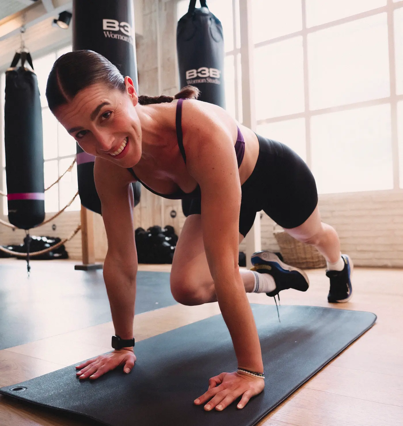 Mujer sonriendo en una clase en el gimnasio
