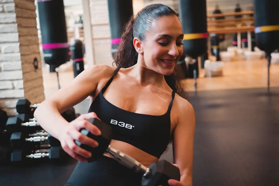 Mujer sonriendo en una clase en el gimnasio