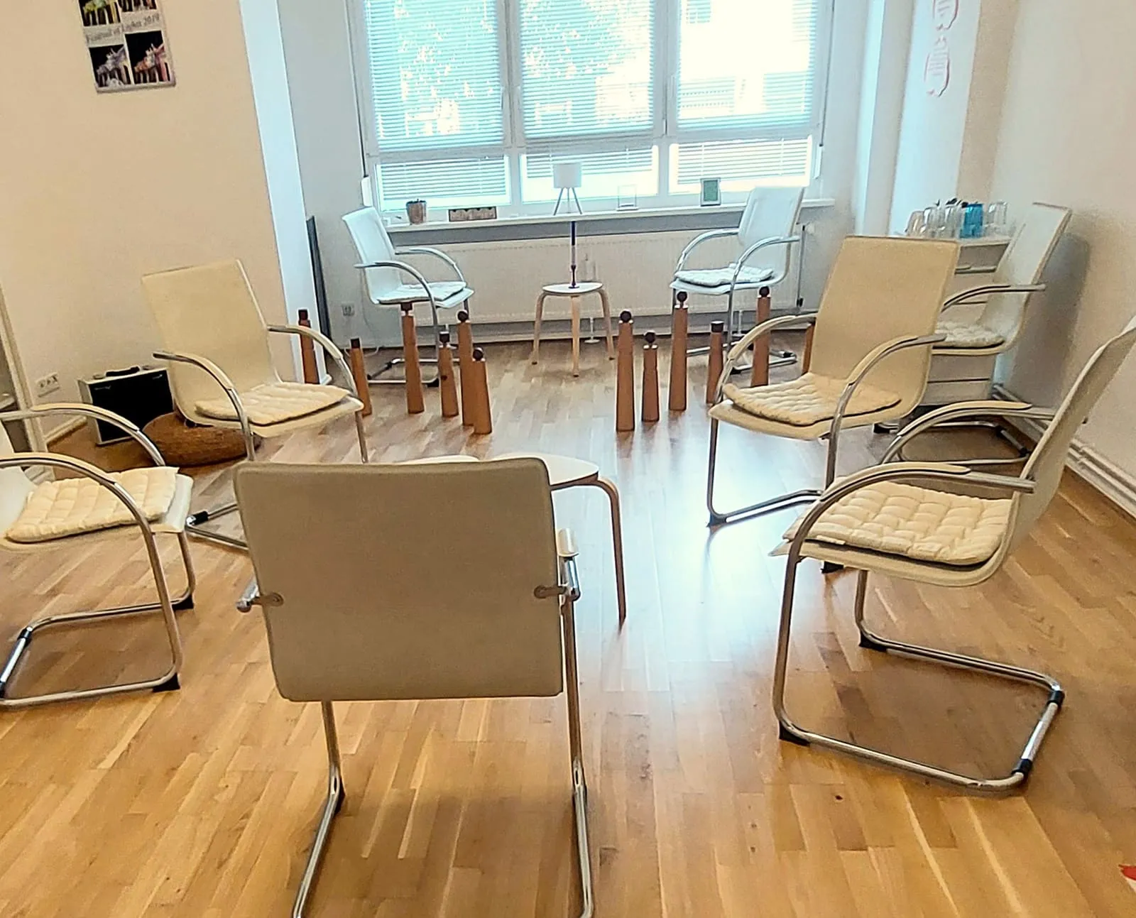 Heller Beratungsraum mit Stuhlkreis und Holzfiguren am Fenster in Berlin-Pankow