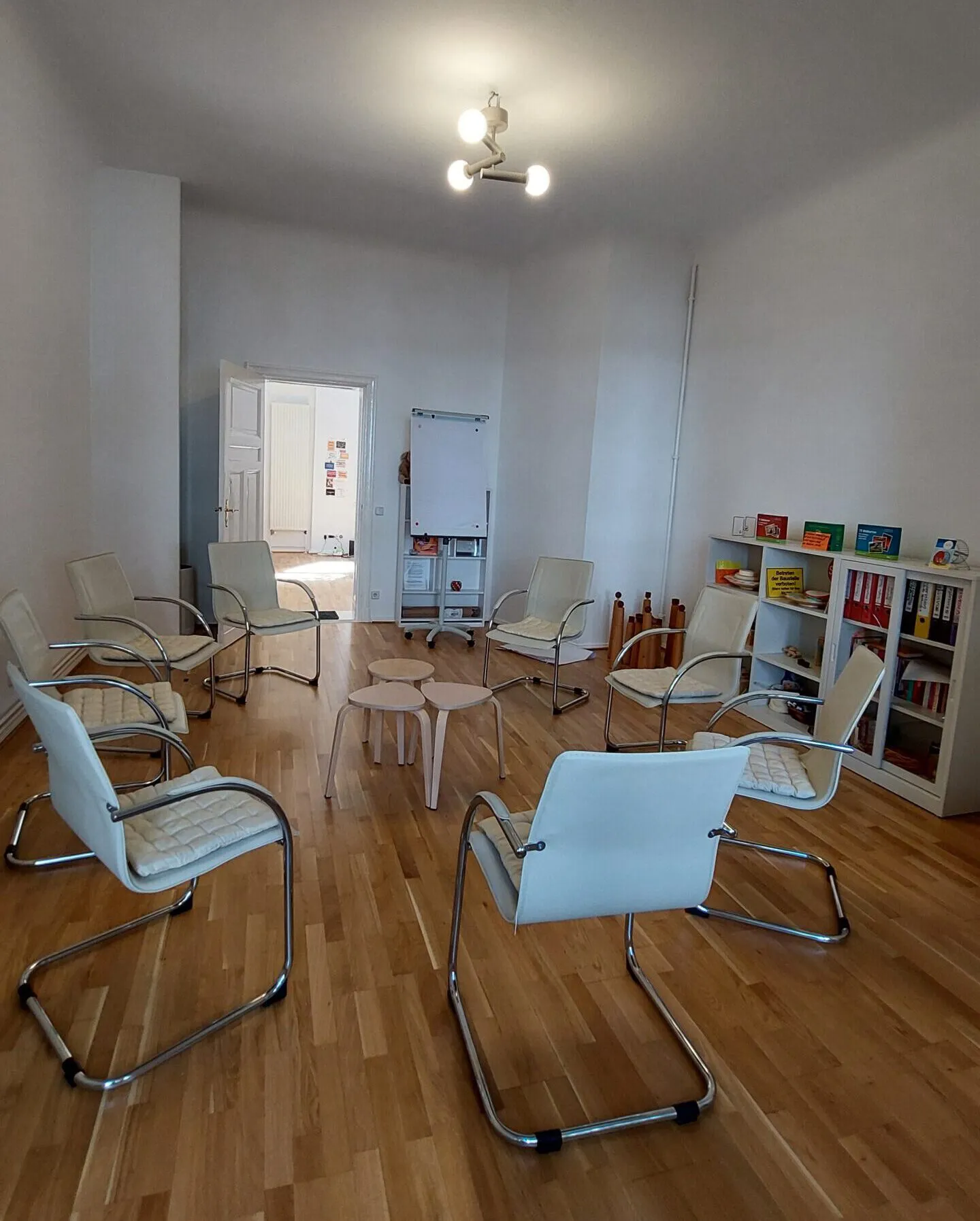 Stuhlkreis mit Flipchart und Materialregal im Beratungsraum in Berlin-Pankow