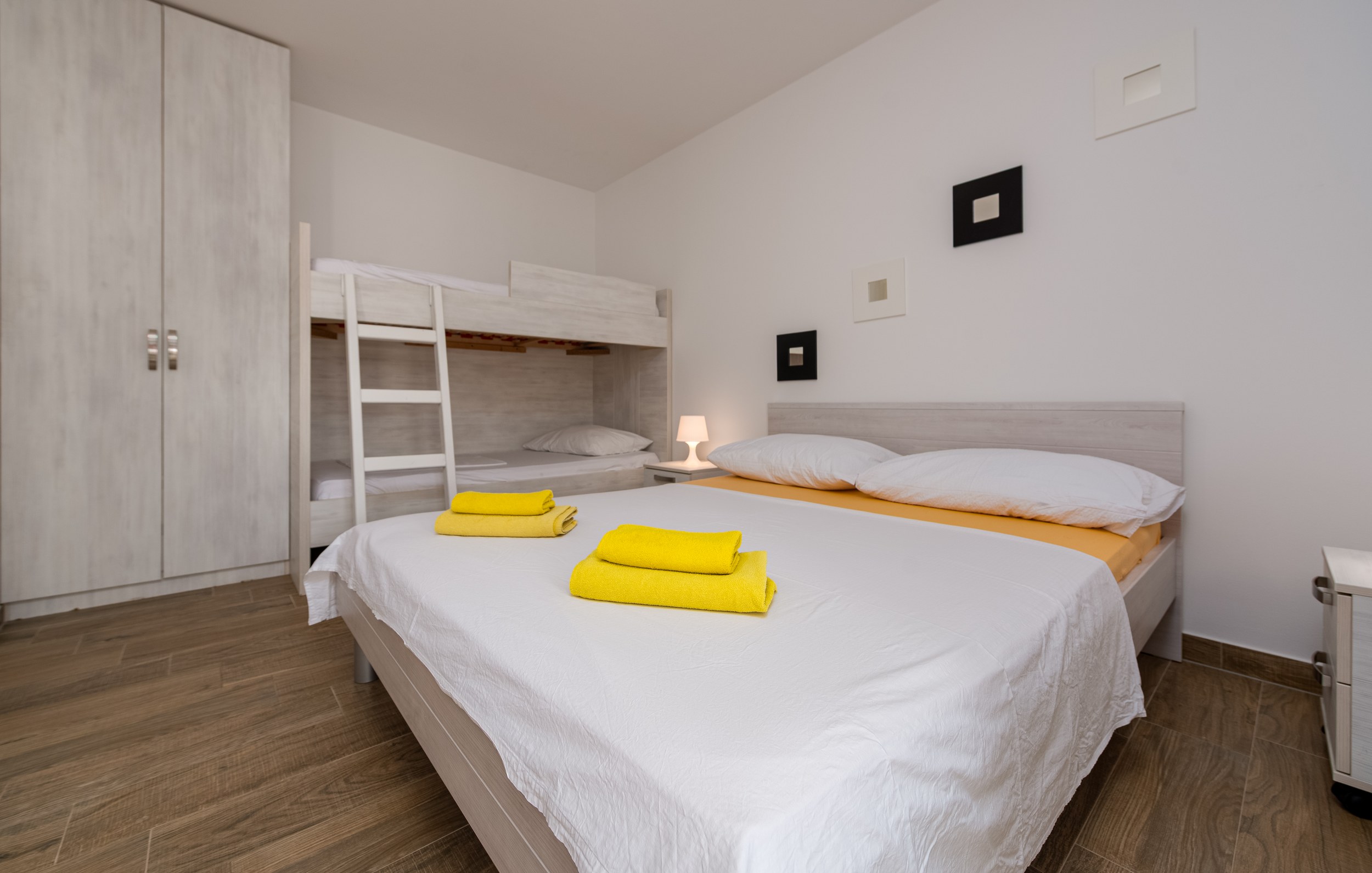 Bedroom with double bed, bunk beds and wardrobe, Apartment Yellow