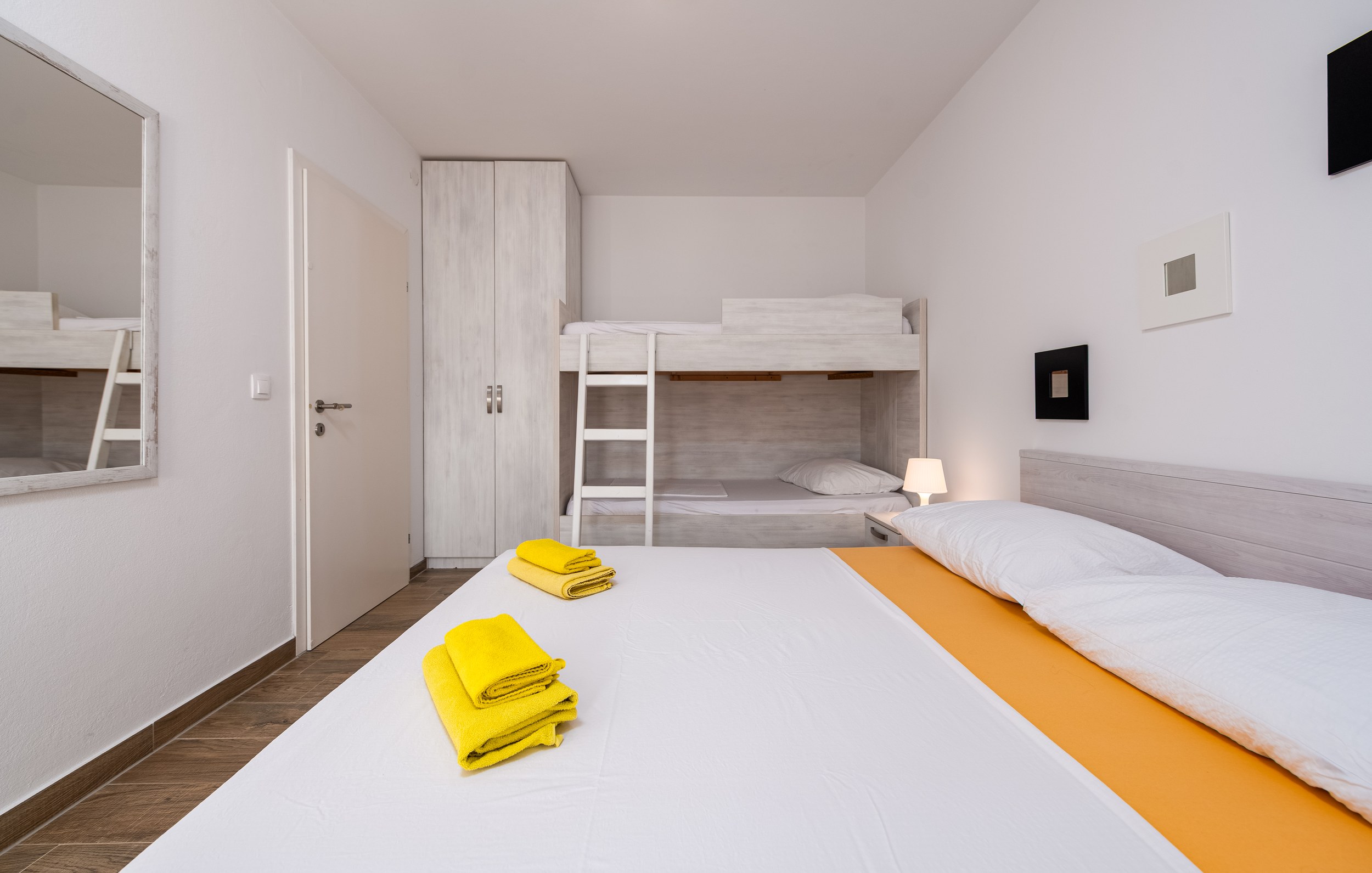 Bedroom with bunk beds and wardrobe, Apartment Yellow