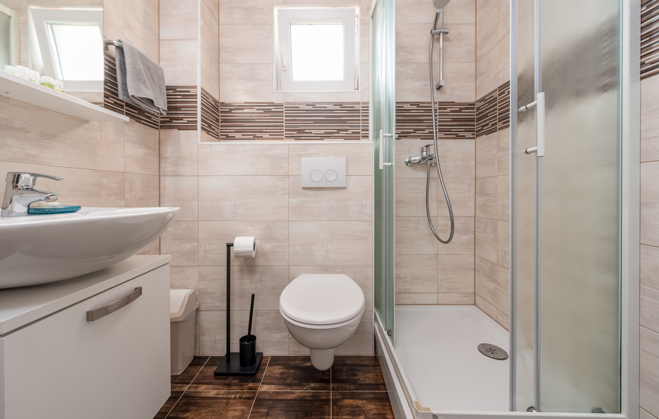 Bathroom with basin, shower and window, Apartment Yellow