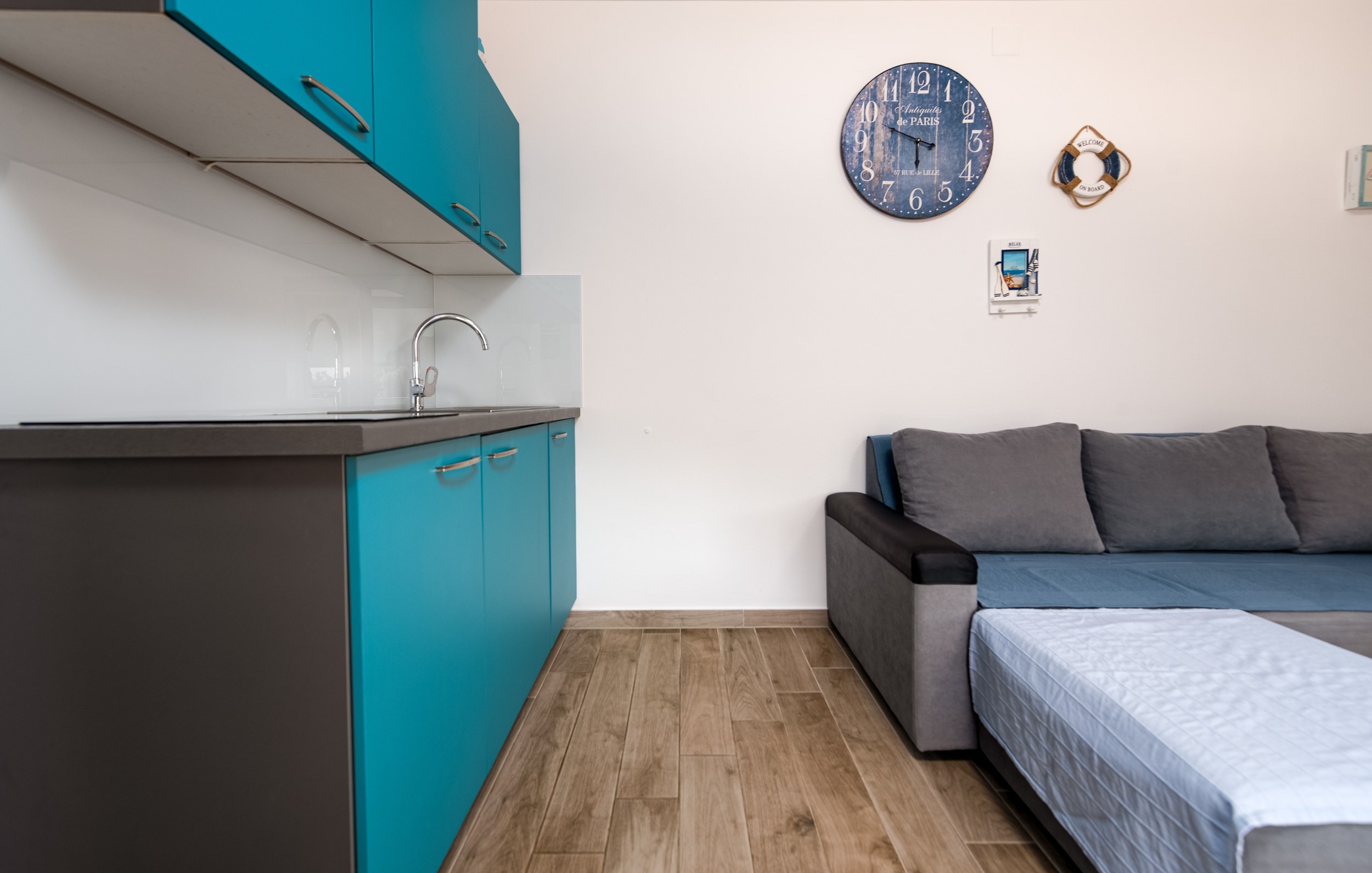 Turquoise kitchen with sink and hob, Apartment Blue