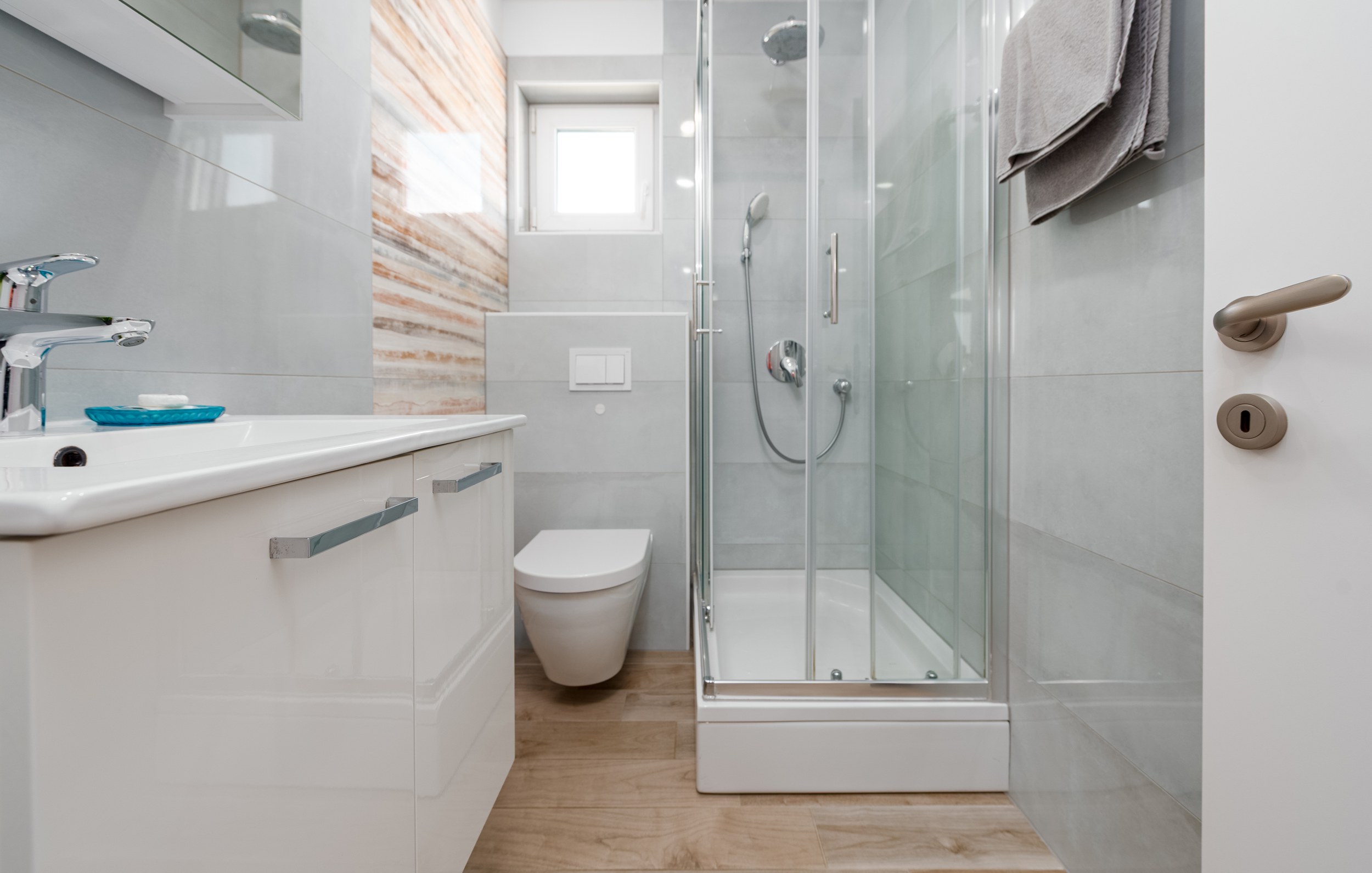 Bathroom with basin, mirror cabinet and shower, Apartment Blue
