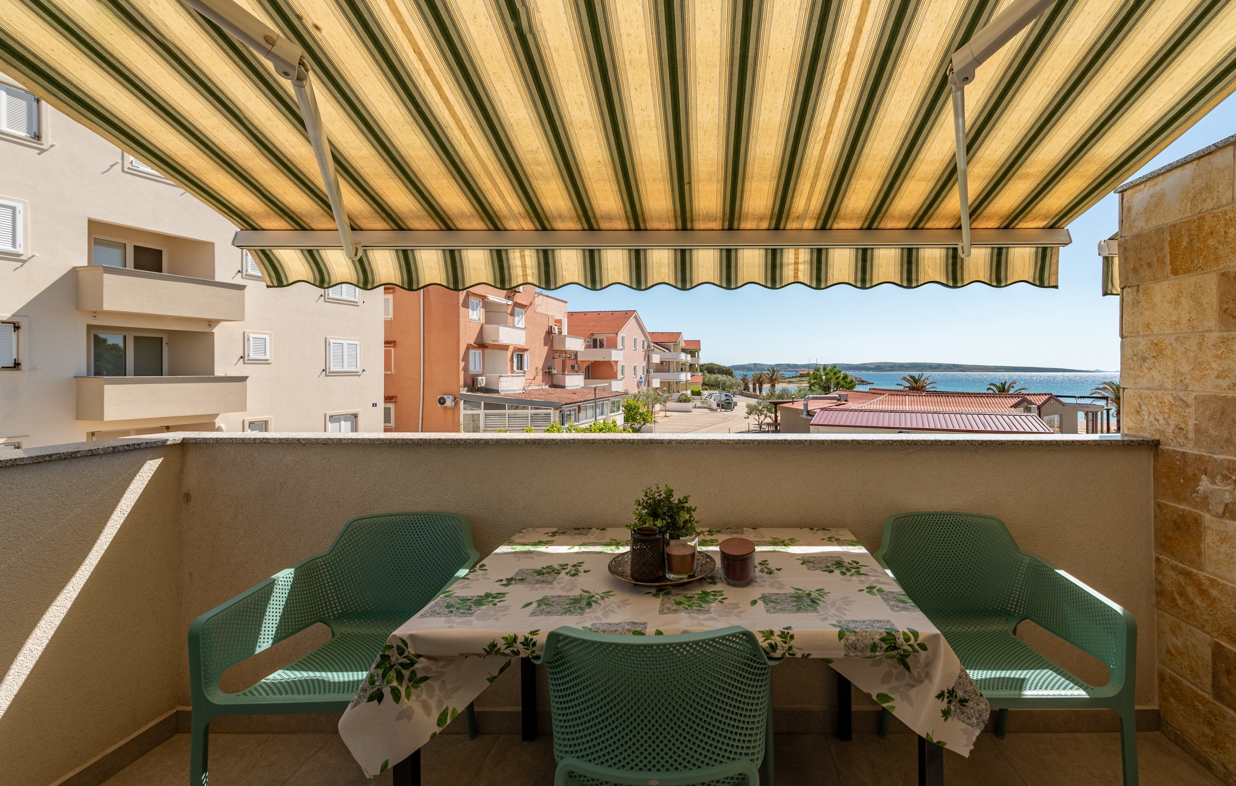 Shaded terrace with table for six and sea view, Apartment Yellow
