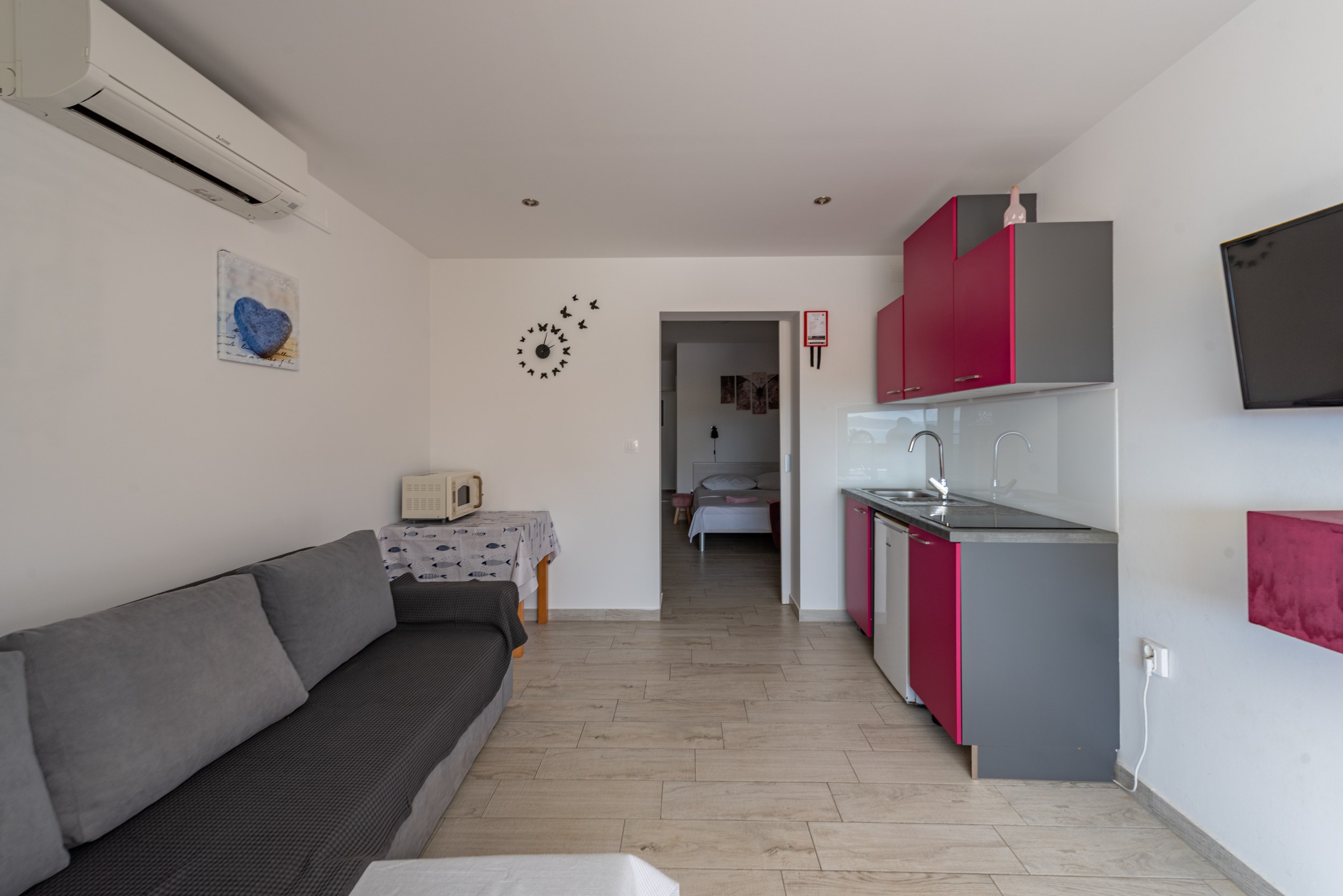 Kitchen with terrace door and bathroom entrance, Apartment Yellow