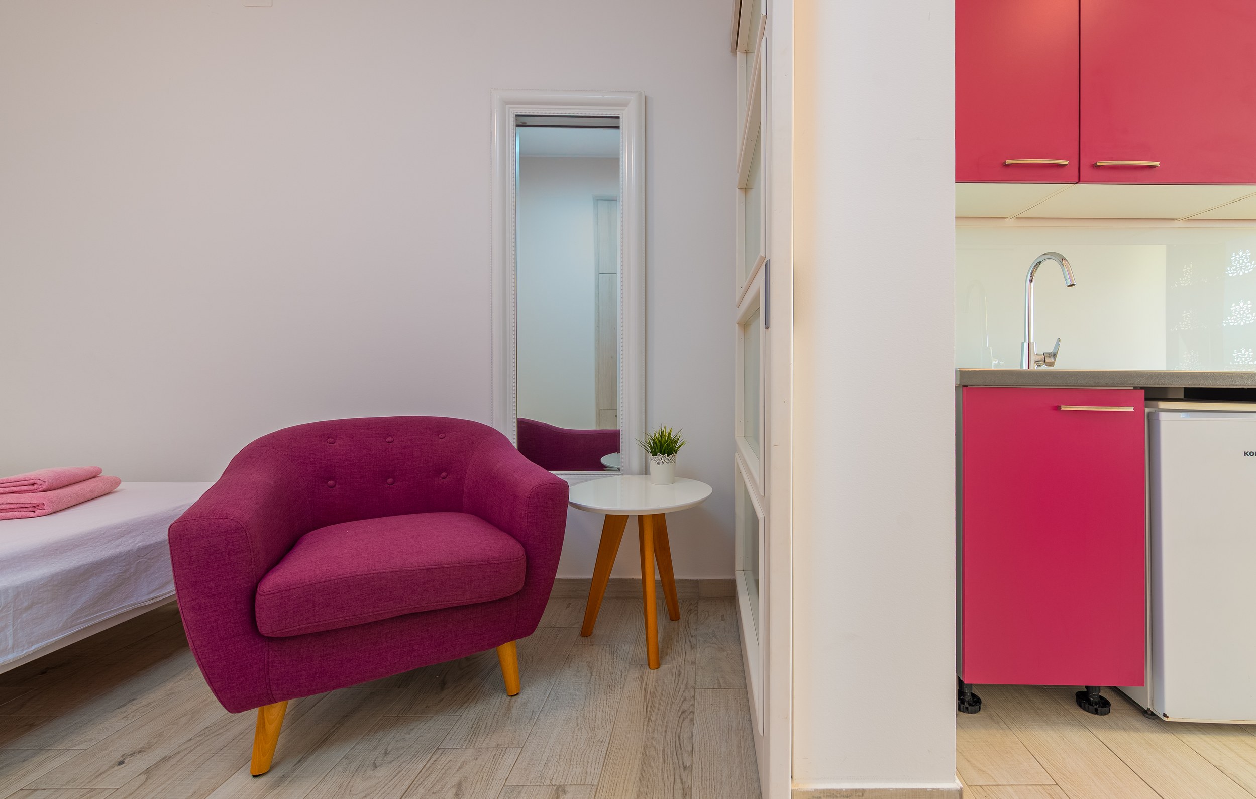 Bedroom with double bed, bunk beds and wardrobe, Apartment Yellow
