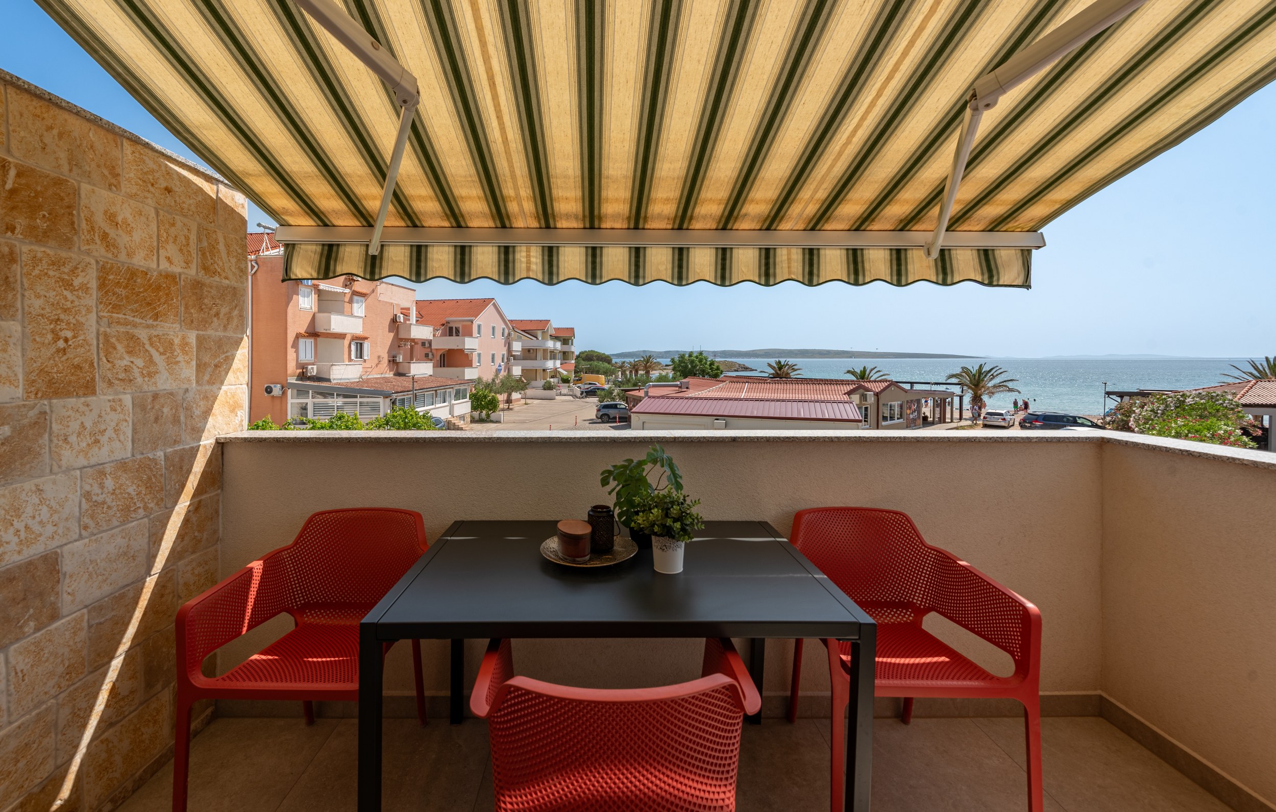 Shaded terrace with table for six and sea view, Apartment Yellow