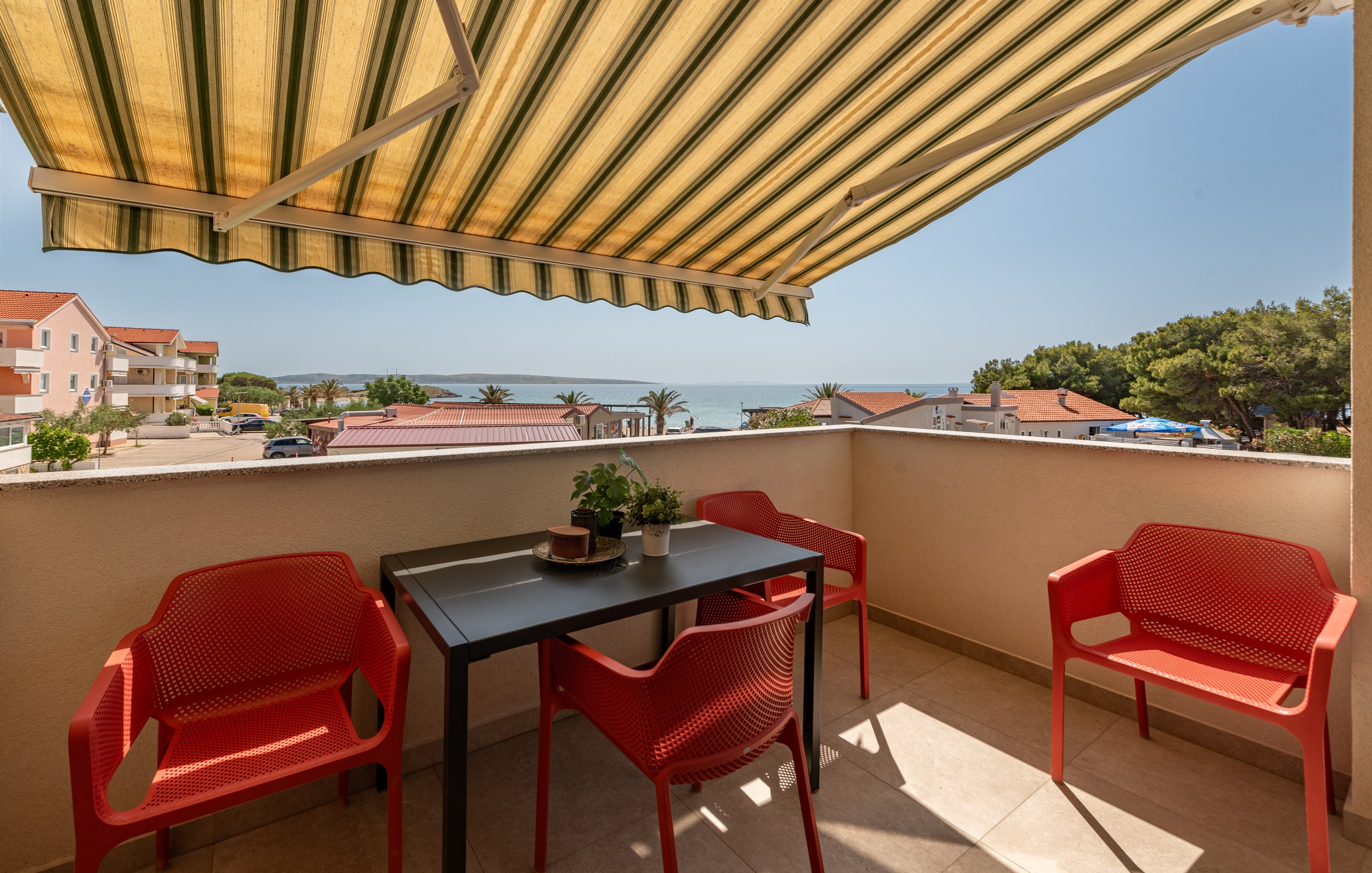 Terrace with sea view over the pines, Apartment Yellow