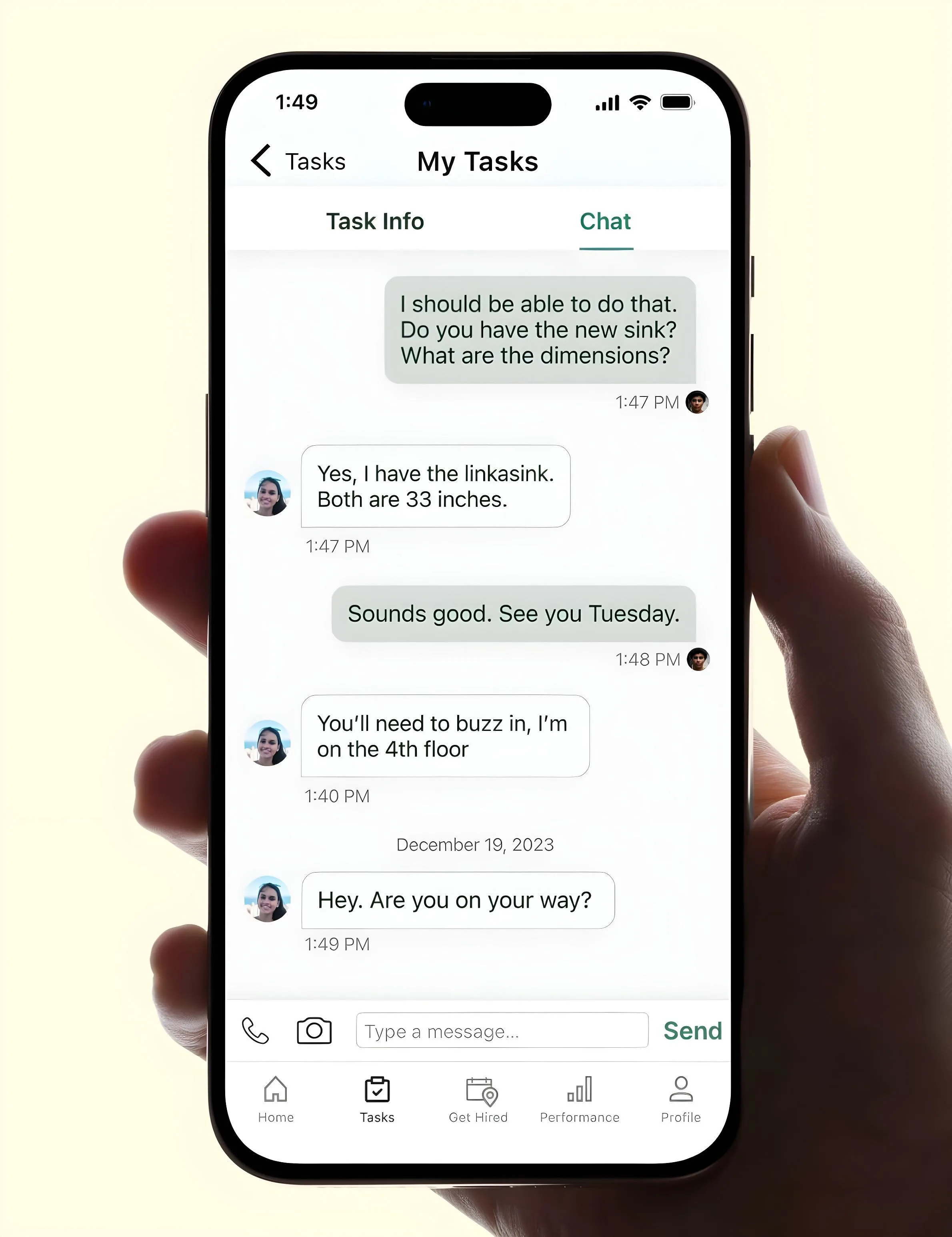 Smartphone showing a task chat with messages about a sink, dimensions, and arrival details.