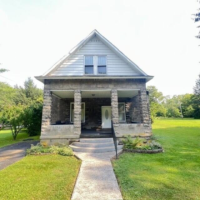 1910 Queen Anne Cottage. Leaded Glass. Built by the Town Founder. $90K.