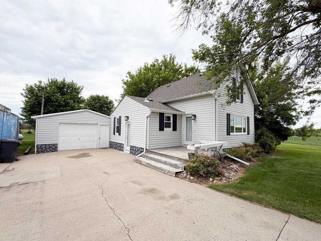 1910 Minnesota Home. Massive Garage. Extra Parcel. $119,500.