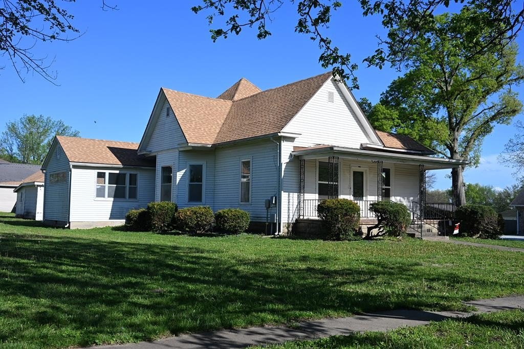 Fully Renovated 1950s Bungalow in Missouri. $147,500.