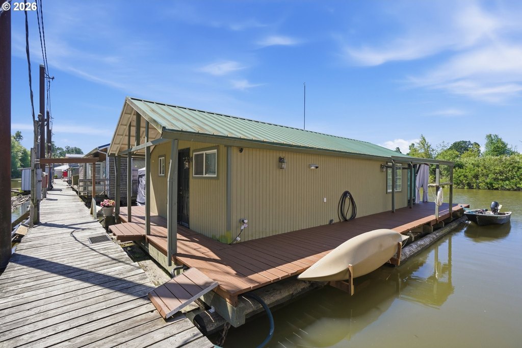 Floating Home on the Columbia River in Vancouver, Washington — $143,000