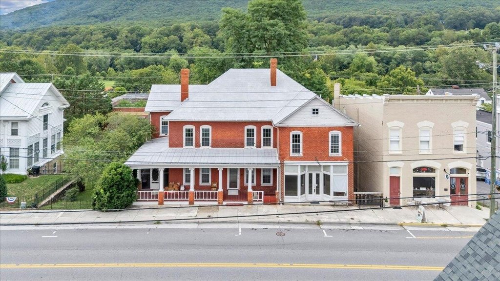 1890 Mixed-Use Building in NRHP Historic District, 4,568 Sq Ft — $129,950