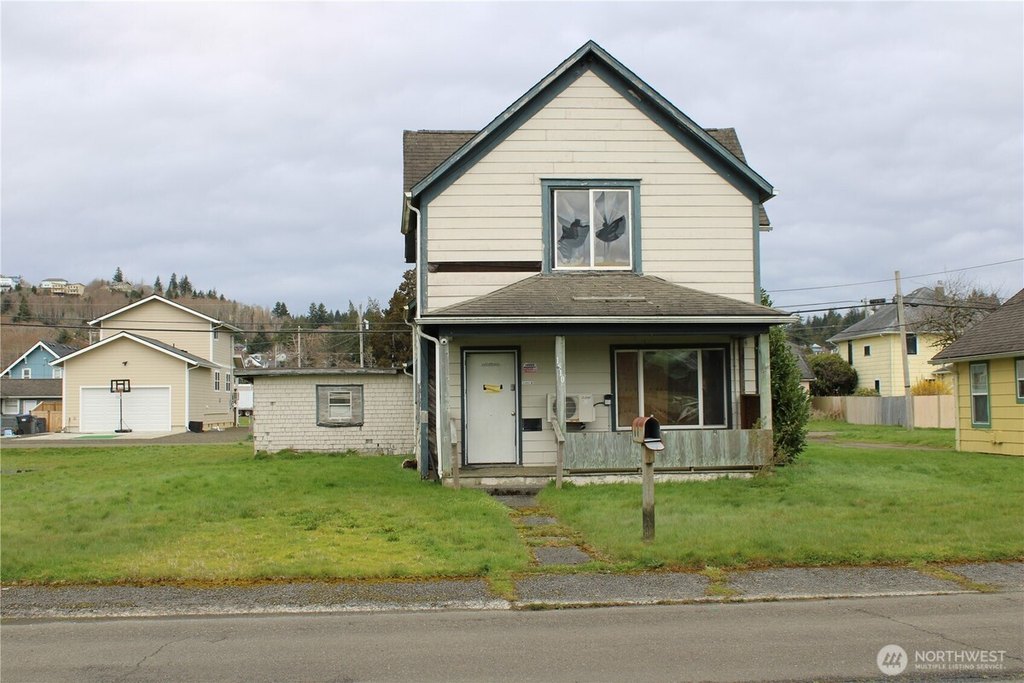 1914 Aberdeen Foursquare on Double Lot with Original Hardwoods — $120,000