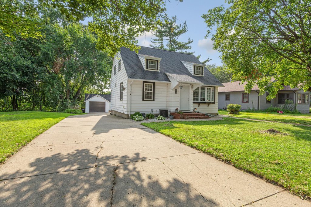 1925 Mountain Lake Home with Bay Window, Fireplace, and 0.40-Acre Lot — $125,000