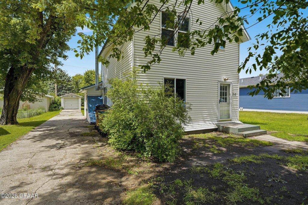 310-wolcott-ave-larimore-nd photo 3