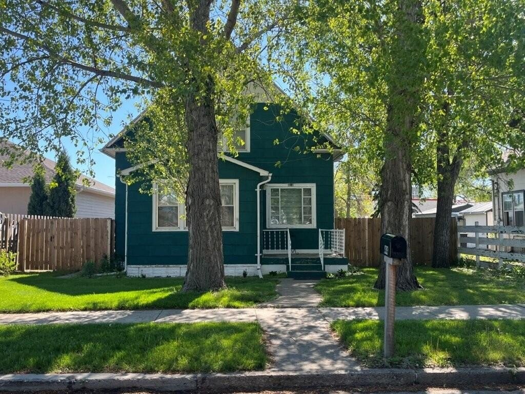 1930 Mobridge Home, 3,025 Square Feet at $49 a Square Foot — $149,900