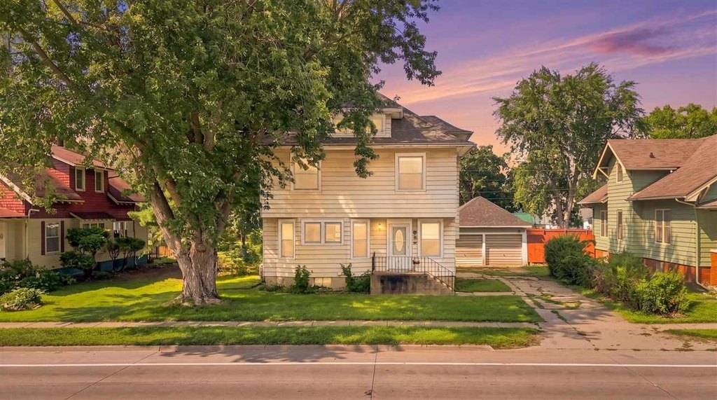 1912 Washington Iowa Four-Bedroom with Original Woodwork — $119,000