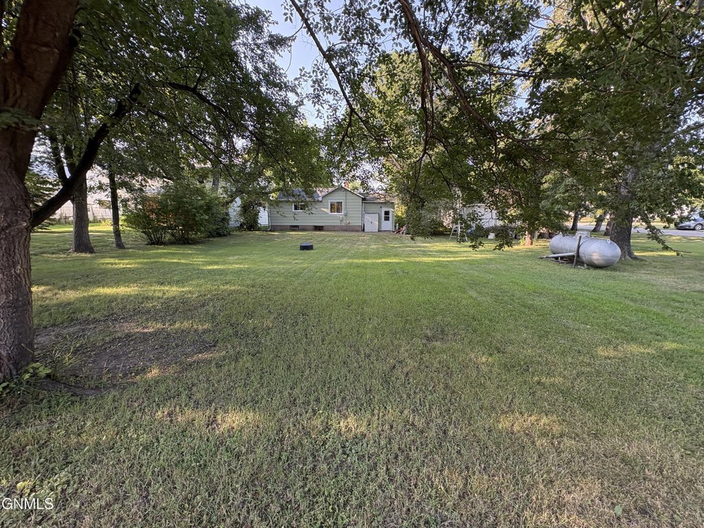 516-2nd-st-n-ellendale-nd photo 3