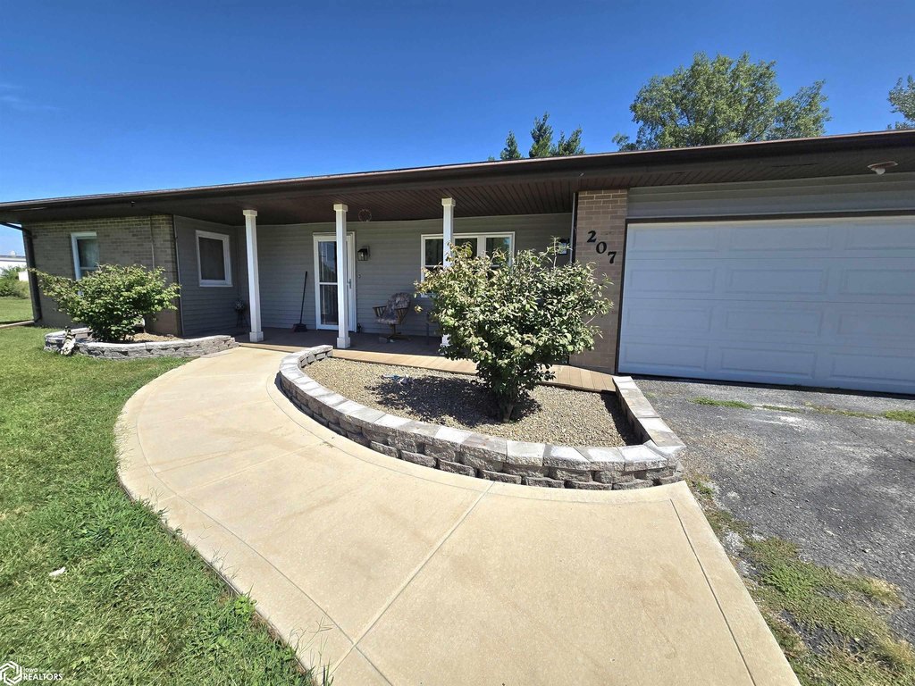 affordable house under 150K in La Harpe Illinois